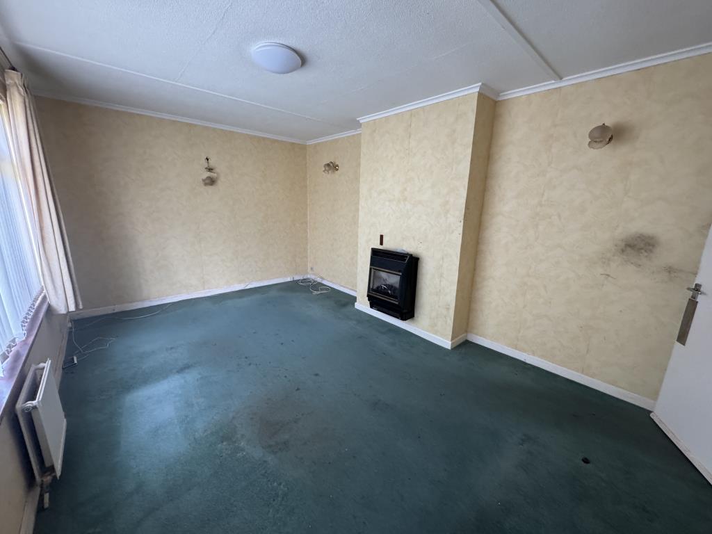 Lot: 169 - DETACHED BUNGALOW FOR IMPROVEMENT - Living room